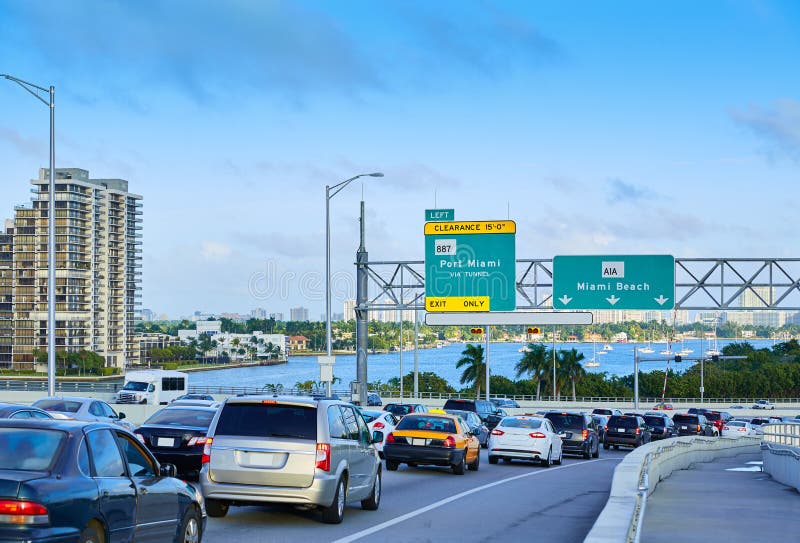 Движение Майами управляя к Miami Beach Флориде стоковые изображения rf Движение Майами управляя к Miami Beach Флориде стоковые изображения rf