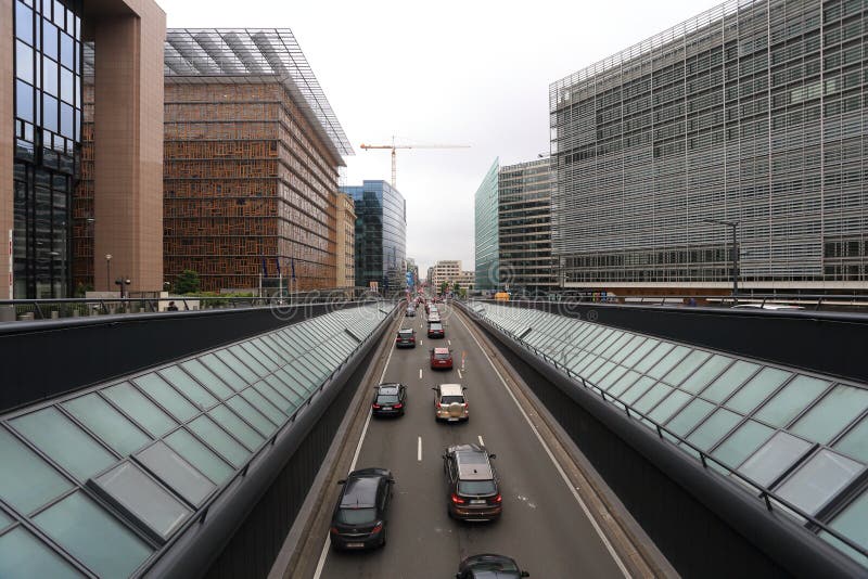 Движение на центральной улице Brussel стоковые изображения rf Движение на центральной улице Brussel стоковые изображения rf