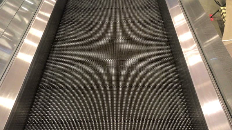 Движение эскалатора в торговом центре