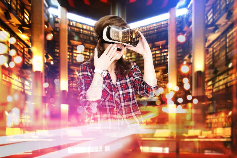 Двойная экспозиция, маленькая девочка получая шлемофон опыта VR, использует увеличенные стекла реальности, был в виртуальном стоковые фото Двойная экспозиция, маленькая девочка получая шлемофон опыта VR, использует увеличенные стекла реальности, был в виртуальном стоковые фото