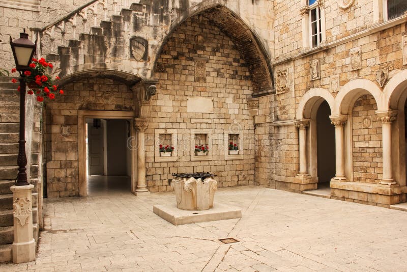 Двор ратуши Trogir Хорватия стоковое изображение rf