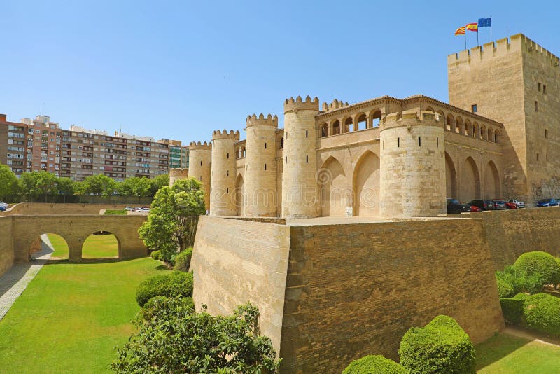 Дворец Aljaferia в Сарагосе, средневековом замке построенном в одиннадцатом во время исламского доминирования Испании стоковое изображение Дворец Aljaferia в Сарагосе, средневековом замке построенном в одиннадцатом во время исламского доминирования Испании стоковое изображение