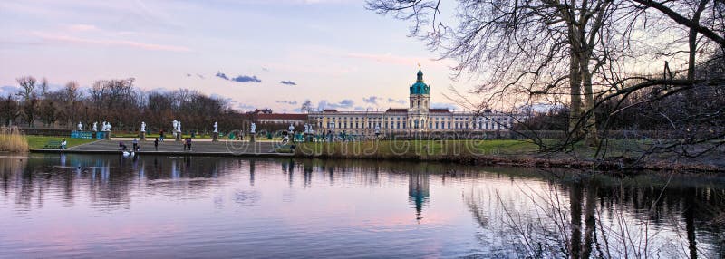 Дворец Charlottenburg в Берлине, Германии стоковые изображения rf Дворец Charlottenburg в Берлине, Германии стоковые изображения rf