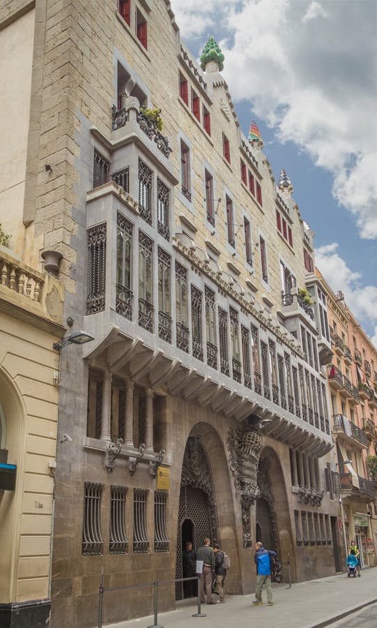 Дворец Guell конструировал Антонио Gaudi, в Барселоне, Испания стоковая фотография rf
