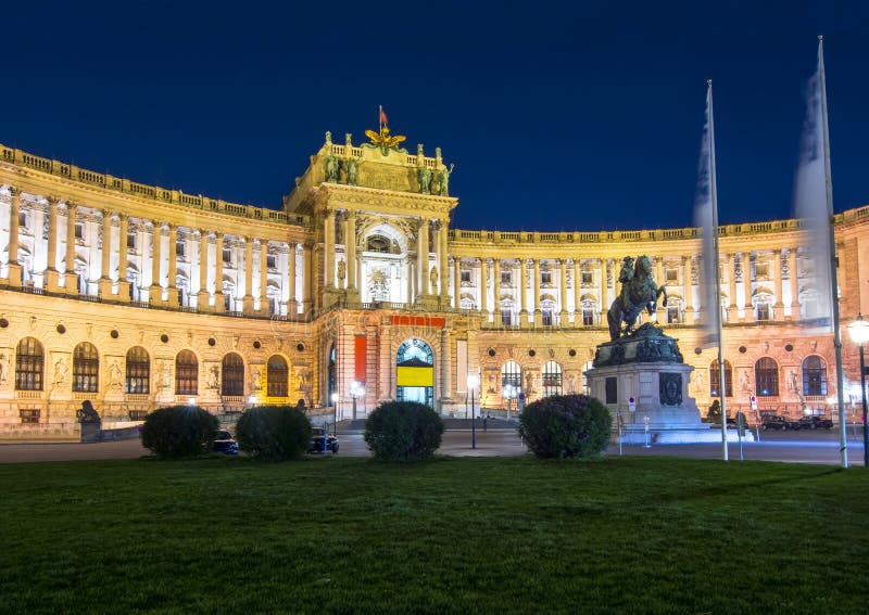 Дворец Hofburg и статуя принца Евгения на ноче, вены, Австрии стоковая фотография rf Дворец Hofburg и статуя принца Евгения на ноче, вены, Австрии стоковая фотография rf
