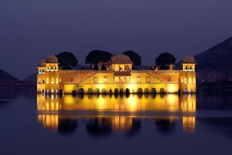Дворец Jal mahal на озере на ноче в Индии стоковая фотография Дворец Jal mahal на озере на ноче в Индии стоковая фотография