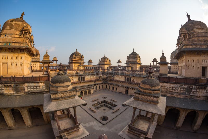 Дворец Orchha, внутренний с двором и резным изображением камня, backlight Также сказанное по буквам Orcha, известное назначение п стоковое изображение rf Дворец Orchha, внутренний с двором и резным изображением камня, backlight Также сказанное по буквам Orcha, известное назначение п стоковое изображение rf