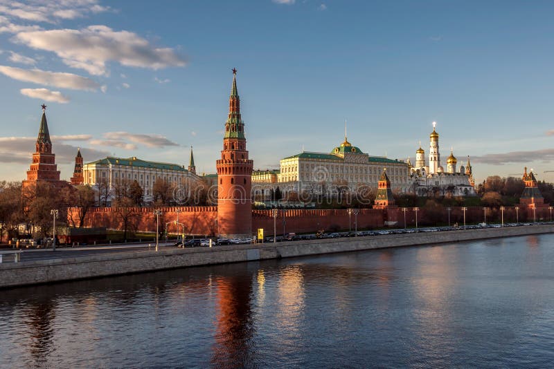 Дворцы и церков Москвы Кремля большие от реки Москвы на заходе солнца стоковые изображения rf Дворцы и церков Москвы Кремля большие от реки Москвы на заходе солнца стоковые изображения rf
