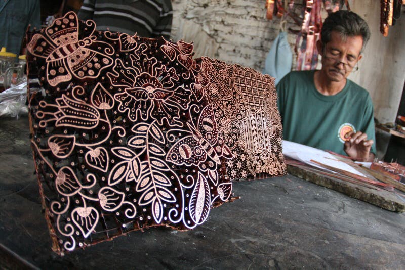 Yuli (59 years) performs the process of making batik stamp on the Bratan, Here. Solo, Central Java, on Wednesday (12/9). Batik stamp takes the work 10 days each are sold for Rp 700.000,-to idr 1.000.000,- depending on the difficulty level motifs. Yuli (59 years) performs the process of making batik stamp on the Bratan, Here. Solo, Central Java, on Wednesday (12/9). Batik stamp takes the work 10 days each are sold for Rp 700.000,-to idr 1.000.000,- depending on the difficulty level motifs