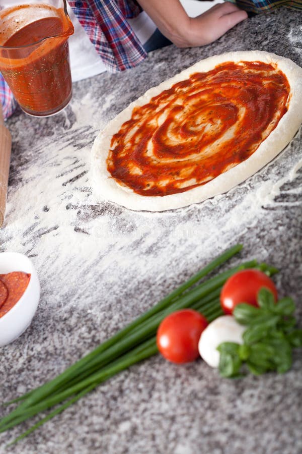 Делающ очень вкусную пиццу дома стоковые изображения rf