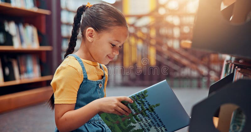 Девочка и книжка в библиотеке расслабляются и улыбаются с фэнтезийным образованием и обучением. Ученик школы и ребенок стоковое изображение