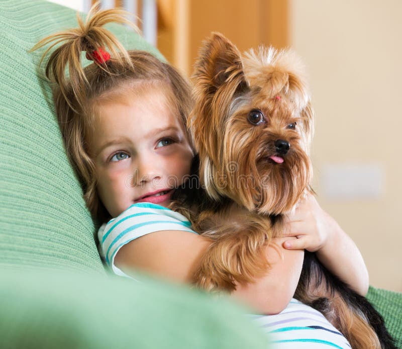 Девочка играя с Yorkie стоковое изображение Девочка играя с Yorkie стоковое изображение