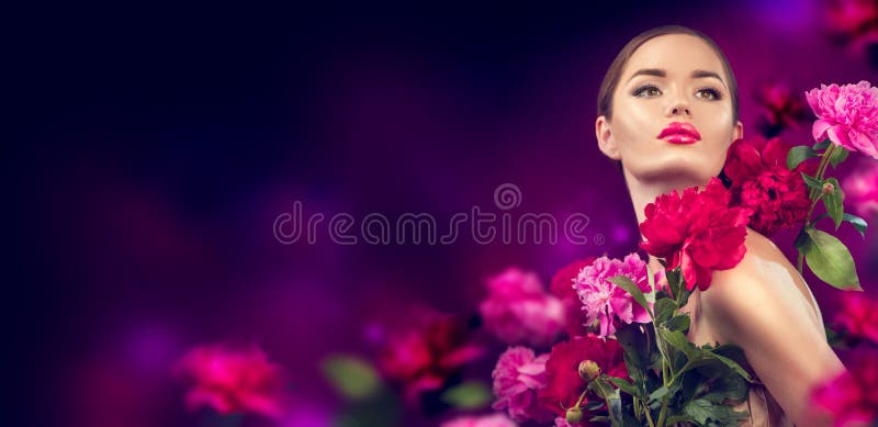 Девочка красоты с пурпурным красным розового портретом пиона цветов. Женщина модели высокой моды красоты пиона с цветами