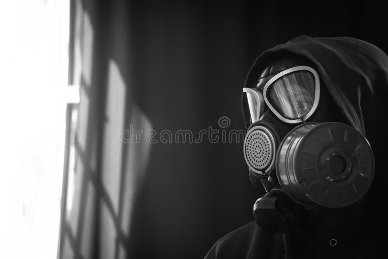 Девочка несет военную противогаз. На черном фоне изоляции. Респираторные защита от вредных токсических веществ. стоковые изображения rf