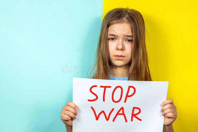 девочка плачет, держа в руках плакат войны на фоне украинского флага. остановить войну стоковые фотографии rf