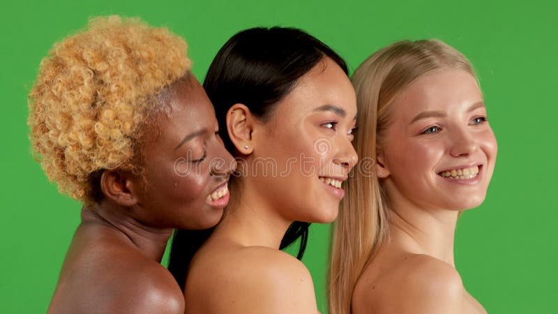 3 Девочки Афро-американец азии и европы с обнаженными плечами, стоящих в halfjacket улыбаясь на