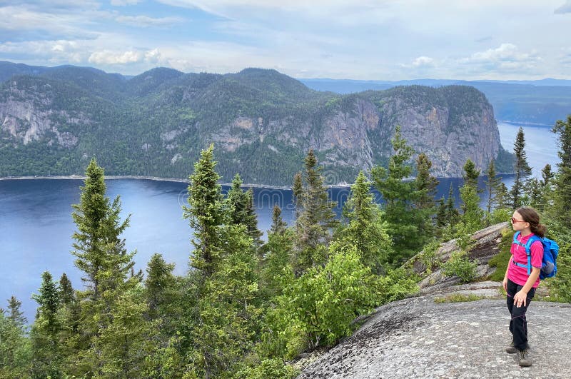 Девочки, восхищаясь фьорд hiker Saguenay от фьорд Saguenay от воздушной точки зрения в Квебеке стоковые изображения