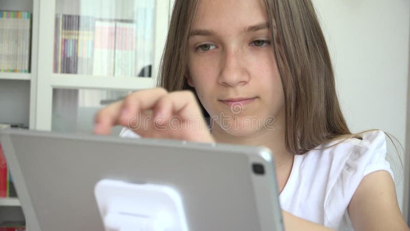 девочки играют в планшетный просмотр интернет-детей, обучаясь на сенсорном устройстве, подростки учатся в школе онлайн-игры сток-видео