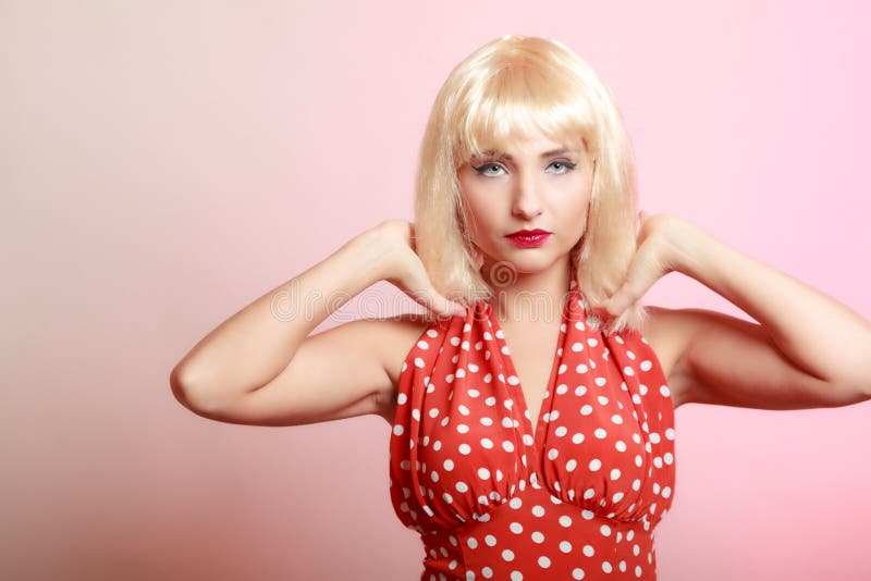 Девушка pinup портрета красивая в платье белокурого парика ретро красном. Год сбора винограда. стоковое фото Девушка pinup портрета красивая в платье белокурого парика ретро красном. Год сбора винограда. стоковое фото