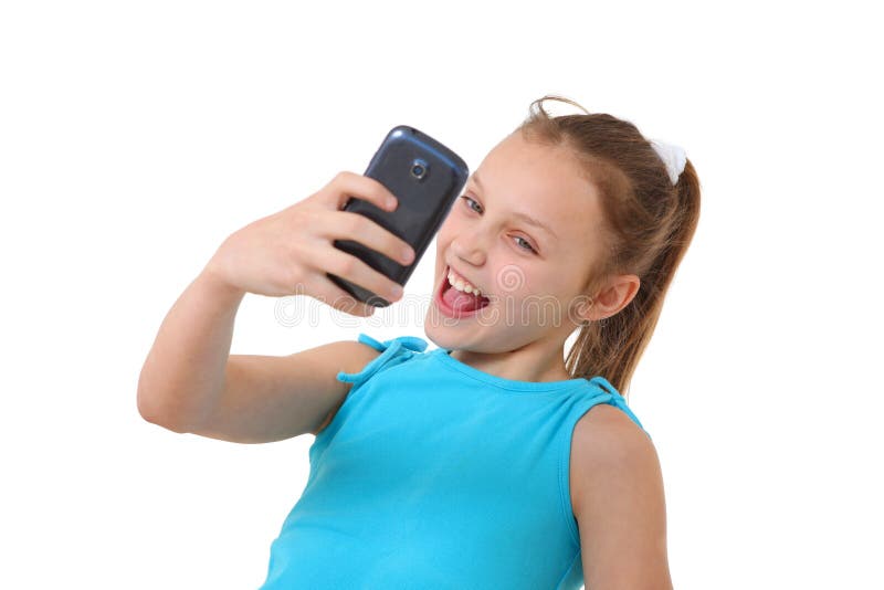 Девушка Preteen принимая автопортрет с мобильным телефоном стоковые фотографии rf Девушка Preteen принимая автопортрет с мобильным телефоном стоковые фотографии rf