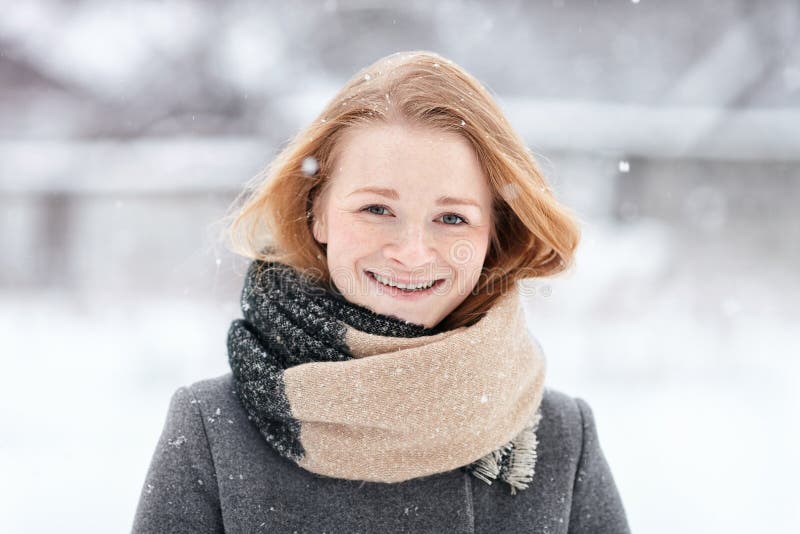 Девушка redhead портрета красоты естественная смотря молодая прелестная нося связанное пальто шарфа серое на запачканной предпосы стоковая фотография Девушка redhead портрета красоты естественная смотря молодая прелестная нося связанное пальто шарфа серое на запачканной предпосы стоковая фотография
