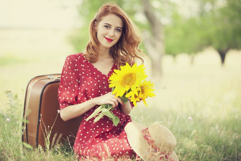 Девушка Redhead с солнцецветом на напольном. стоковые фотографии rf Девушка Redhead с солнцецветом на напольном. стоковые фотографии rf