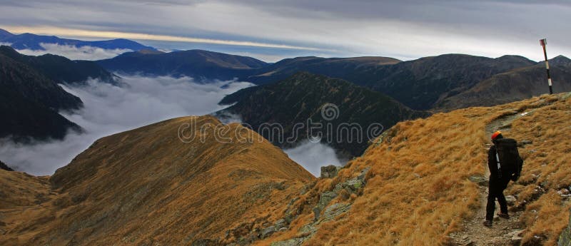 Девушка trekking на горе стоковое фото Девушка trekking на горе стоковое фото