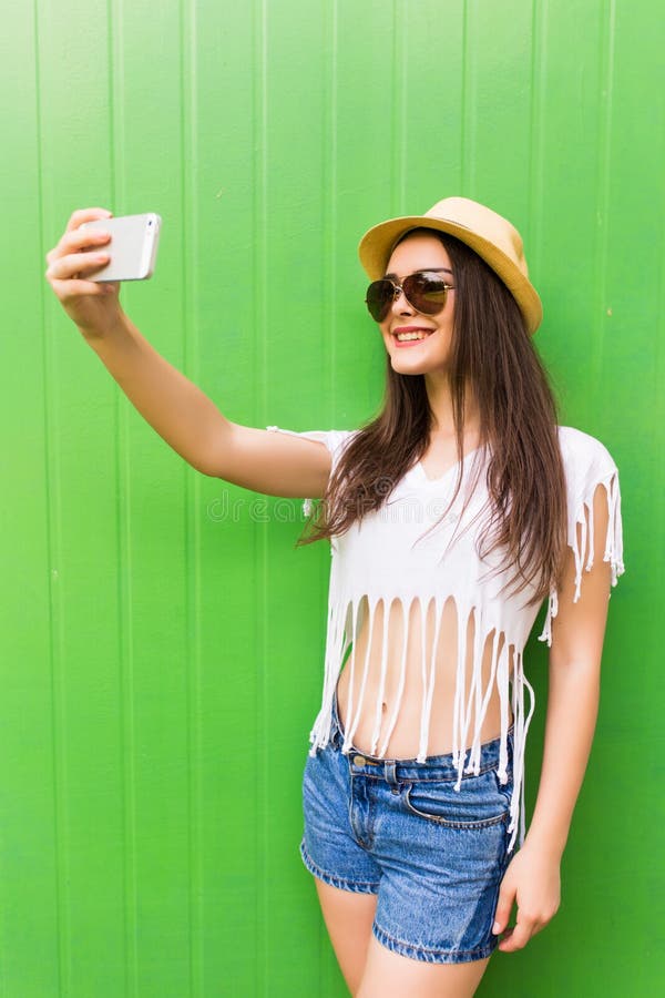 Девушка битника холодная фотографируя на автопортрете smartphone стоковые фотографии rf Девушка битника холодная фотографируя на автопортрете smartphone стоковые фотографии rf