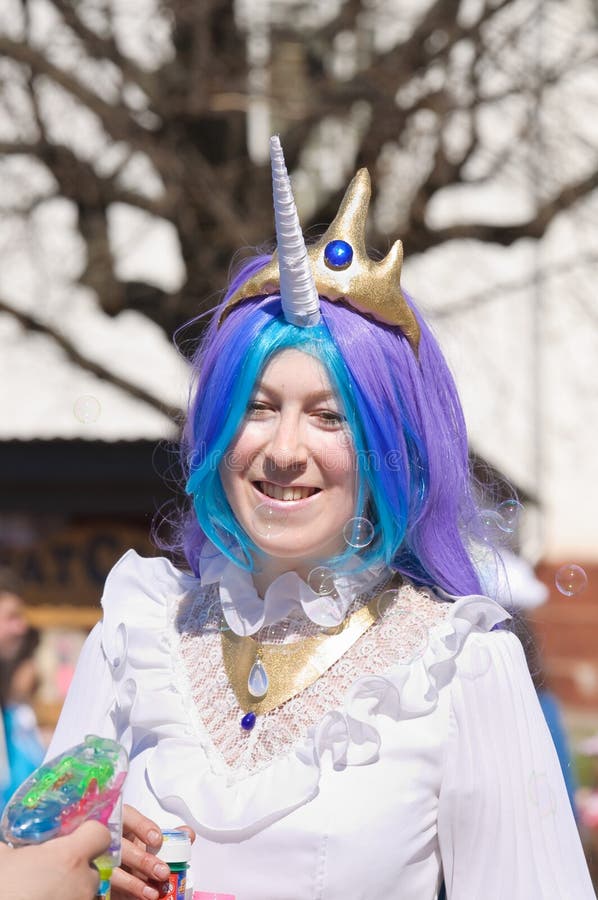 Девушка в костюме принцессы Celestia фестиваля пузырей мыла стоковые изображения Девушка в костюме принцессы Celestia фестиваля пузырей мыла стоковые изображения
