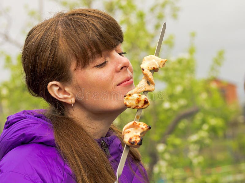 Девушка вдыхает ароматность протыкальников kebab стоковые фото Девушка вдыхает ароматность протыкальников kebab стоковые фото