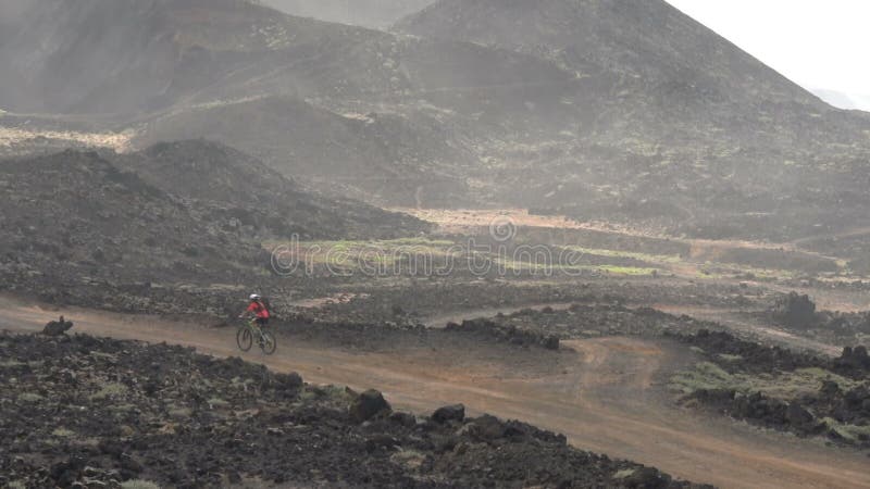 Девушка велосипедиста mtb горных велосипедов, велоспорт на велосипеде