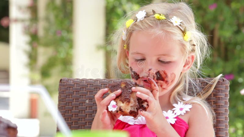 Девушка есть грязный кусок шоколадного торта
