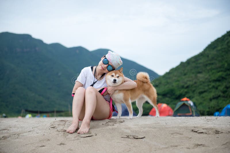 Девушка и Shiba Inu стоковое фото rf Девушка и Shiba Inu стоковое фото rf