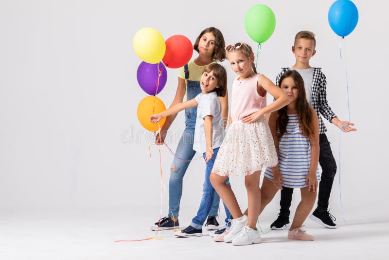 Девушка, и друзья дня рождения стоковая фотография