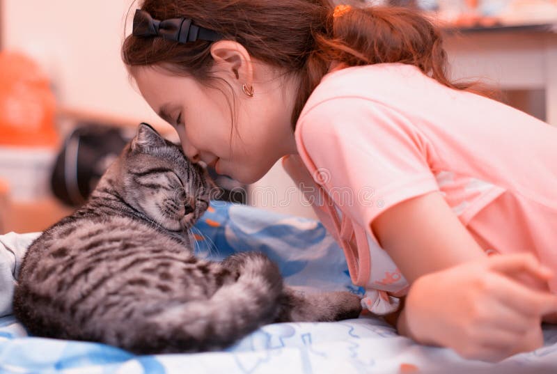 Девушка и котенок Девушка и котенок
