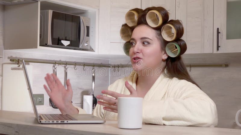 Девушка, одетая в curlers plussize купального халат на голове, видео по телефону акции видеоматериалы