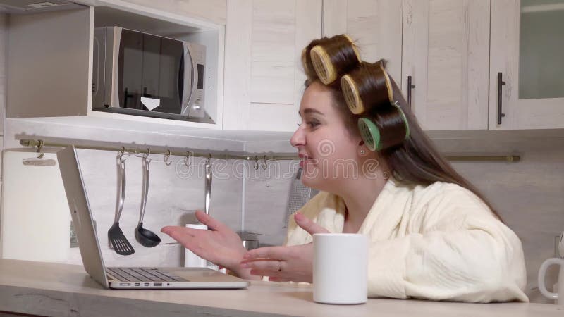 Девушка, одетая в curlers plussize купального халат на голове, видео по телефону акции видеоматериалы