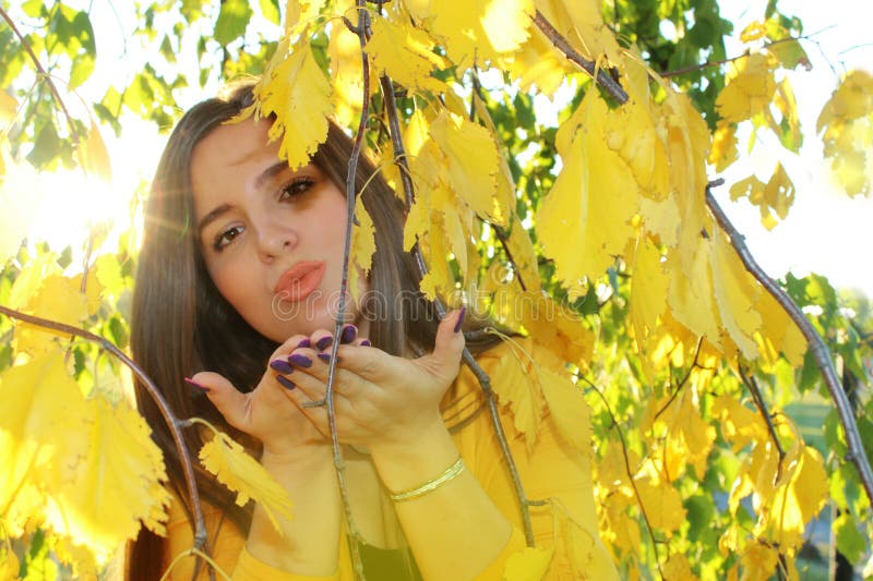 Девушка осени outdoors стоковая фотография Девушка осени outdoors стоковая фотография