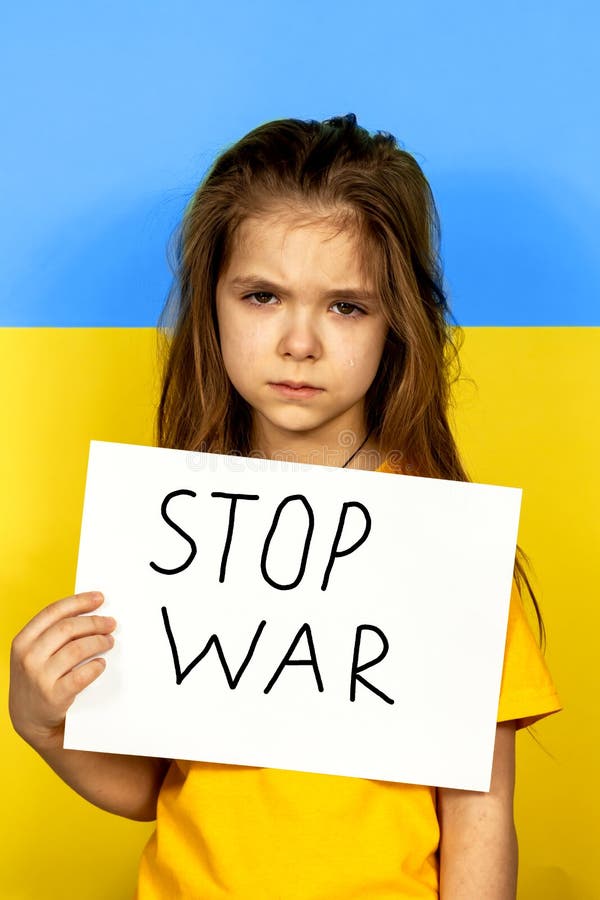 девушка плачет, держа плакат на заднем плане украинского флага. остановить войну в укреине. концепция стоковая фотография rf