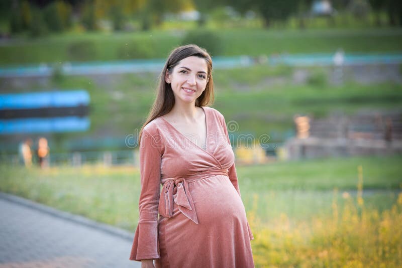 Девушка позирует на набережной. Девушка ходит по набережной. ÐœÐ¾Ð»Ð¾Ð´Ð°Ñ Ð´Ð стоковое фото Девушка позирует на набережной. Девушка ходит по набережной. ÐœÐ¾Ð»Ð¾Ð´Ð°Ñ Ð´Ð стоковое фото