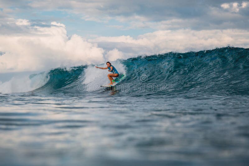 Девушка прибоя на surfboard Женщина в океане во время серфинга стоковое фото rf Девушка прибоя на surfboard Женщина в океане во время серфинга стоковое фото rf