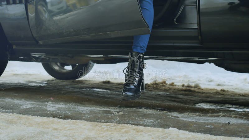 Девушка приходит вне от автомобиля сток-видео