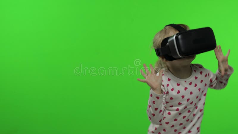 Девушка ребенка с помощью шлем минигарнитуры vr для игры. Смотреть видео виртуальной реальности 3d 360. Танцы видеоматериал