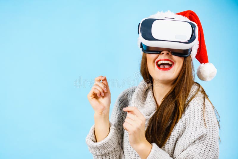 Девушка смотрит 3d фильм-тур в очках виртуальной реальности стоковая фотография