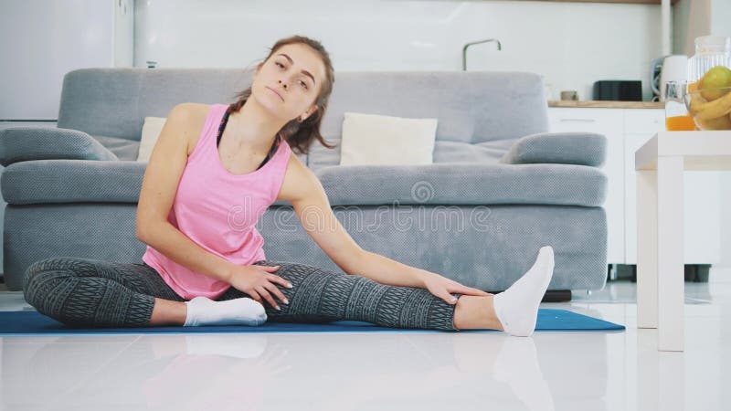 Девушка старательно делает тренировки для ее ног