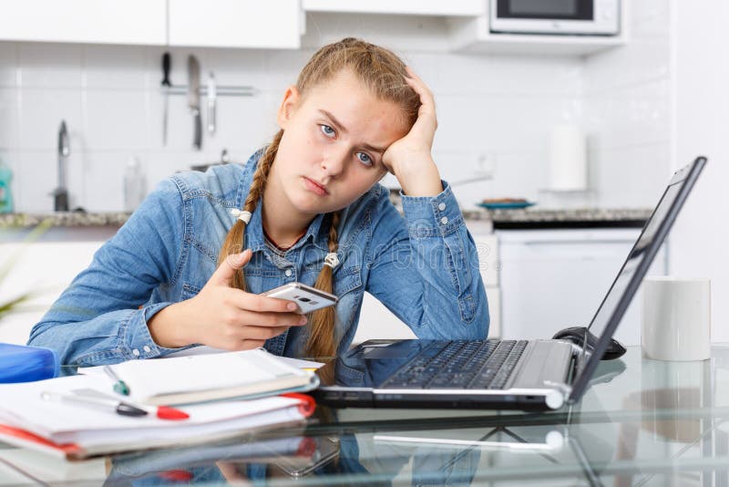 Девушка устала делать домашнее задание стоковое изображение rf