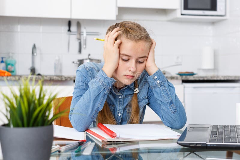 Девушка устала делать домашнее задание стоковая фотография rf