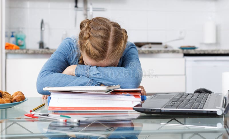 Девушка устала делать домашнее задание стоковое фото