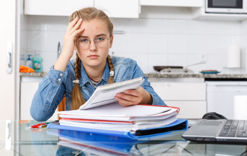 девушка устала делать домашнее задание стоковые изображения