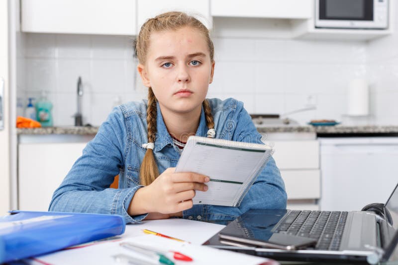 девушка устала делать домашнее задание стоковая фотография